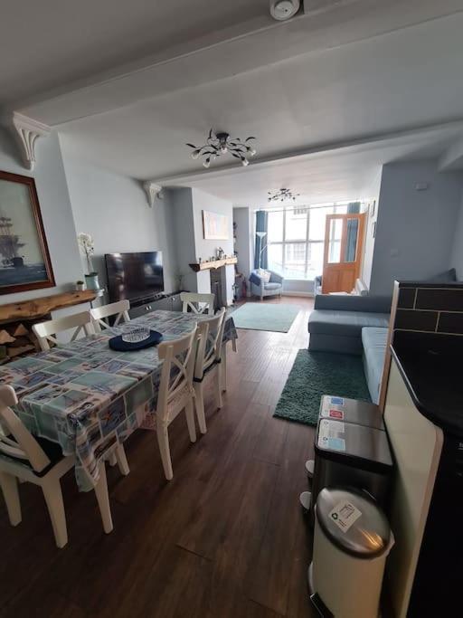 Beach Retreat Village Centre Location 샬돈 외부 사진